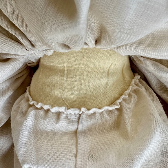 1992 GUNNY, 10 1/2” PORCELAIN DOLL WITH CLOTH BODY. - Picture 9 of 14